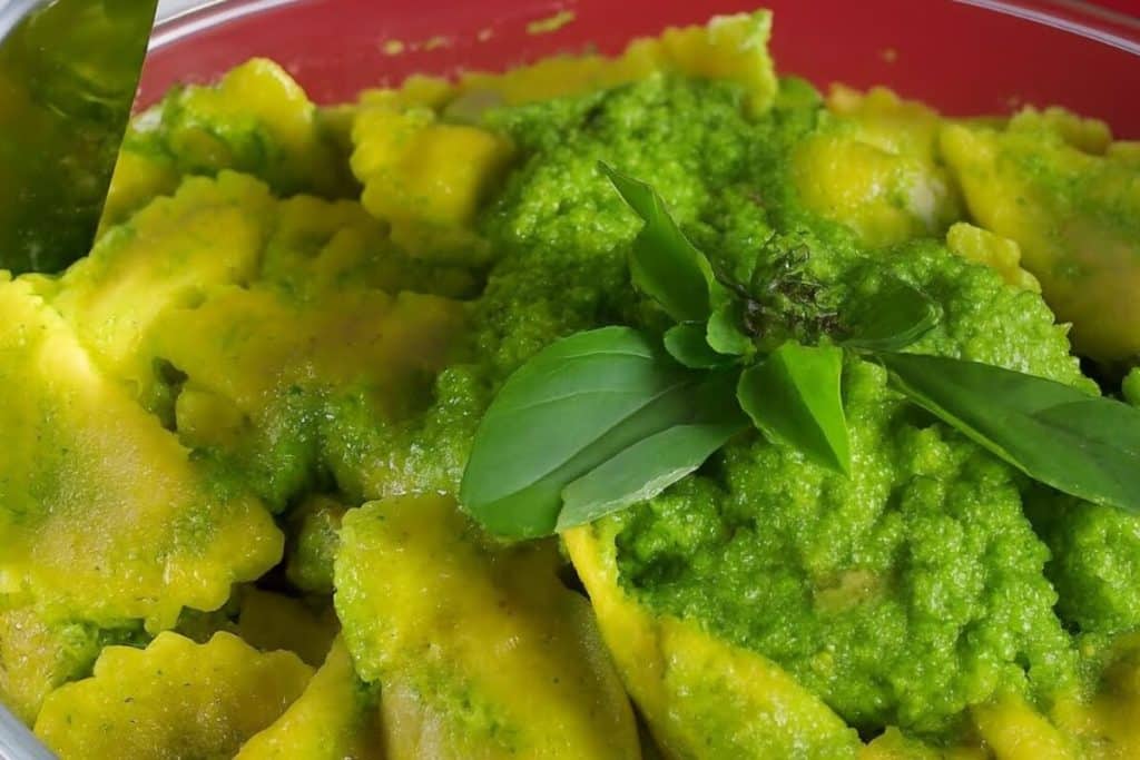 ravioli com pesto de brócolis