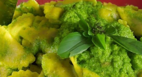 ravioli com pesto de brócolis