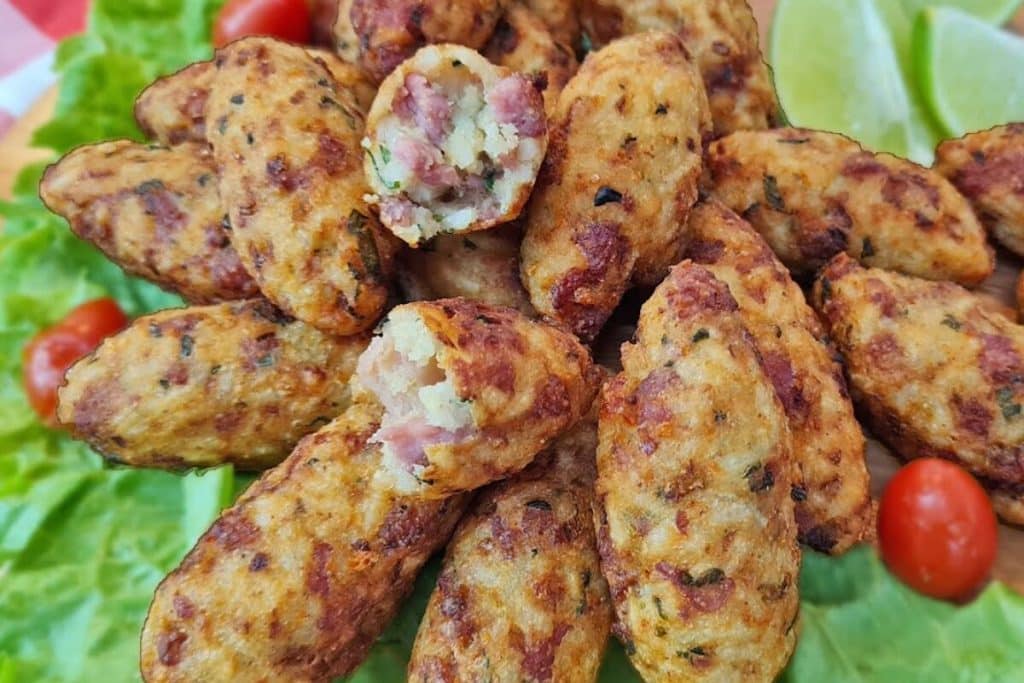 bolinho de arroz com linguiça