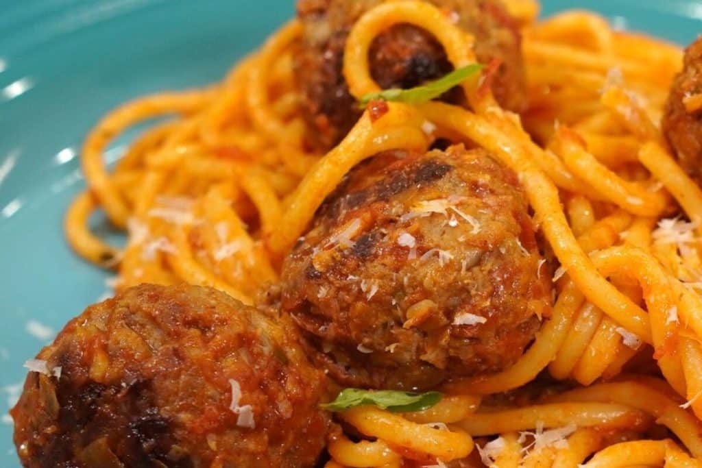 almôndegas de carne com macarrão