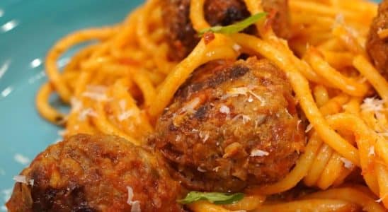 almôndegas de carne com macarrão