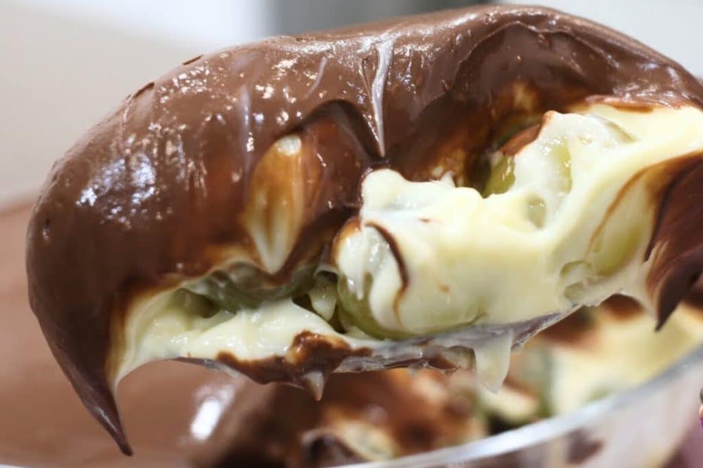 bombom de uva na travessa