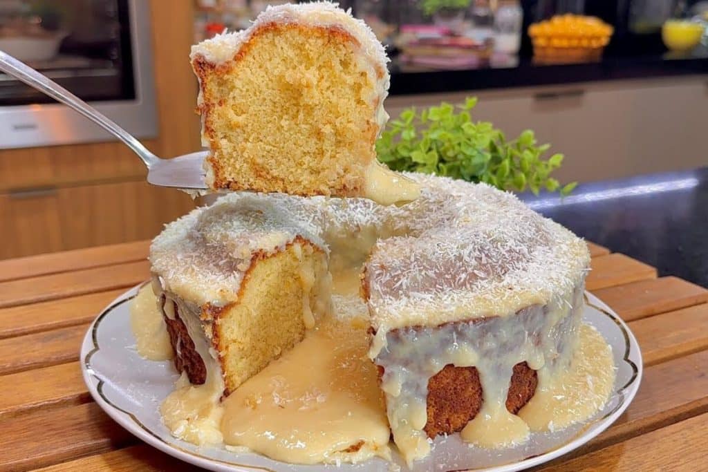 bolo amanteigado com cobertura