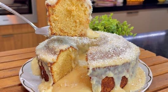 bolo amanteigado com cobertura