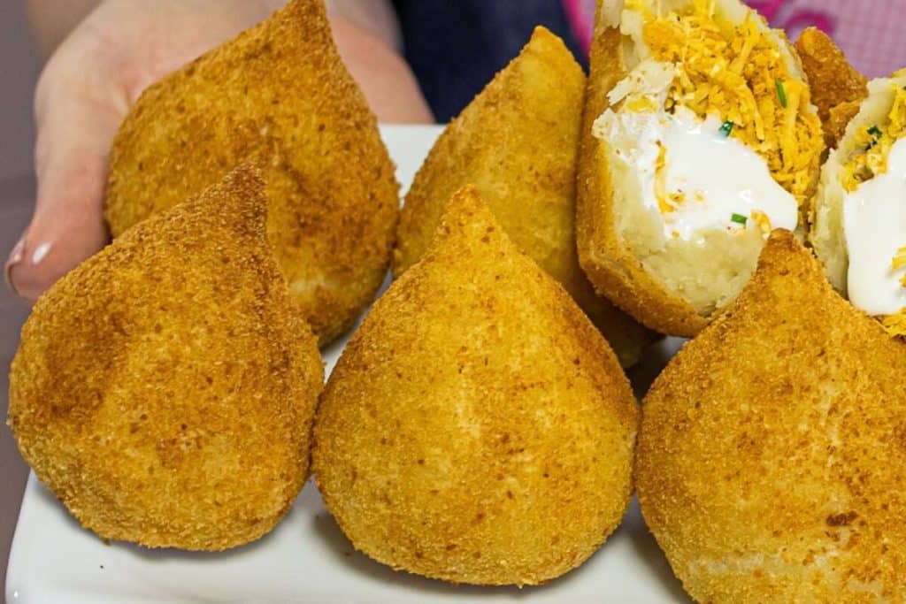 coxinha de frango com requeijão