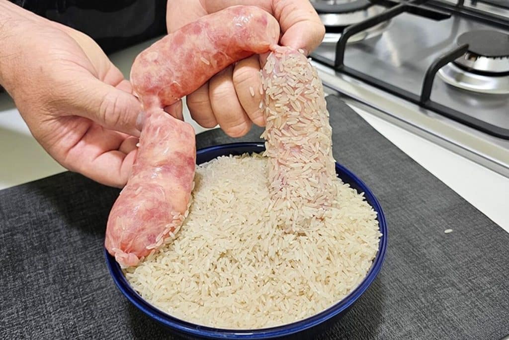 bolinho de arroz com linguiça toscana