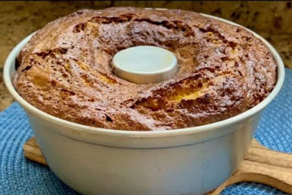 bolo que já sai recheado do forno