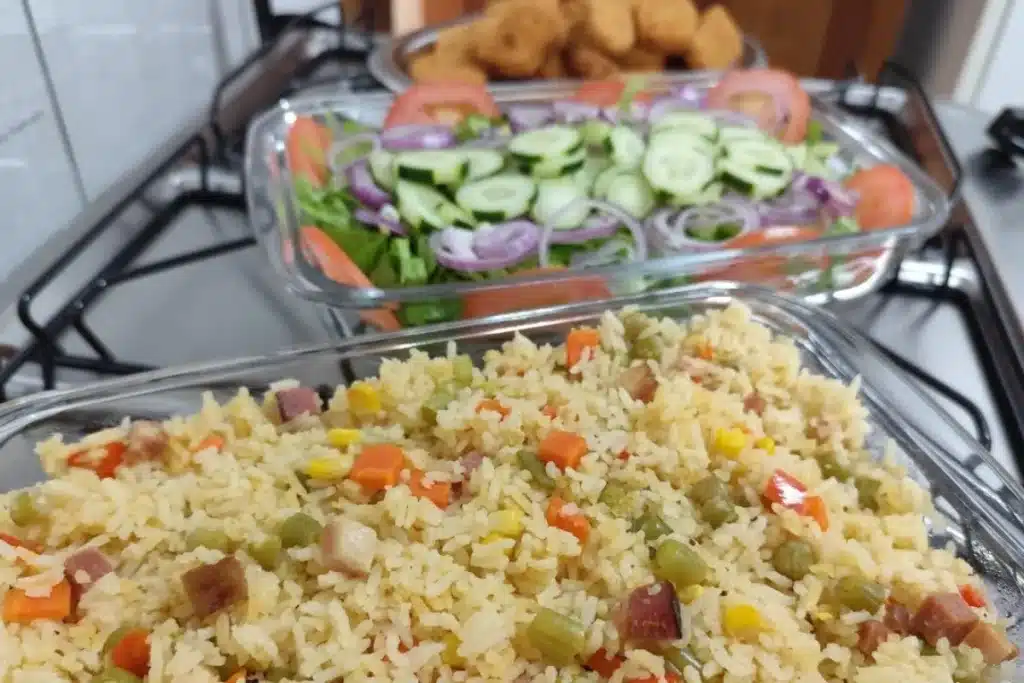 Arroz a grega: o acompanhamento que não pode faltar no seu almoço de Natal e Ano Novo. 4 arroz a grega