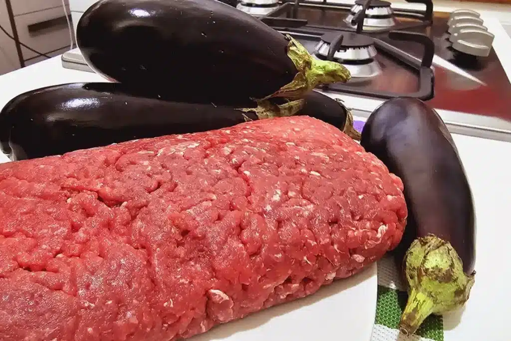 Berinjela com carne moída pronta em só 5 minutos para resolver seu almoço de Natal 4 berinjela com carne moída