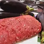 Berinjela com carne moída pronta em só 5 minutos para resolver seu almoço de Natal 1 berinjela com carne moída