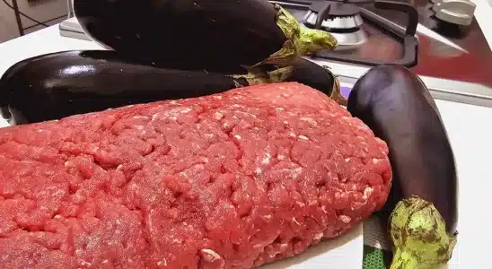 Berinjela com carne moída pronta em só 5 minutos para resolver seu almoço de Natal 1 berinjela com carne moída