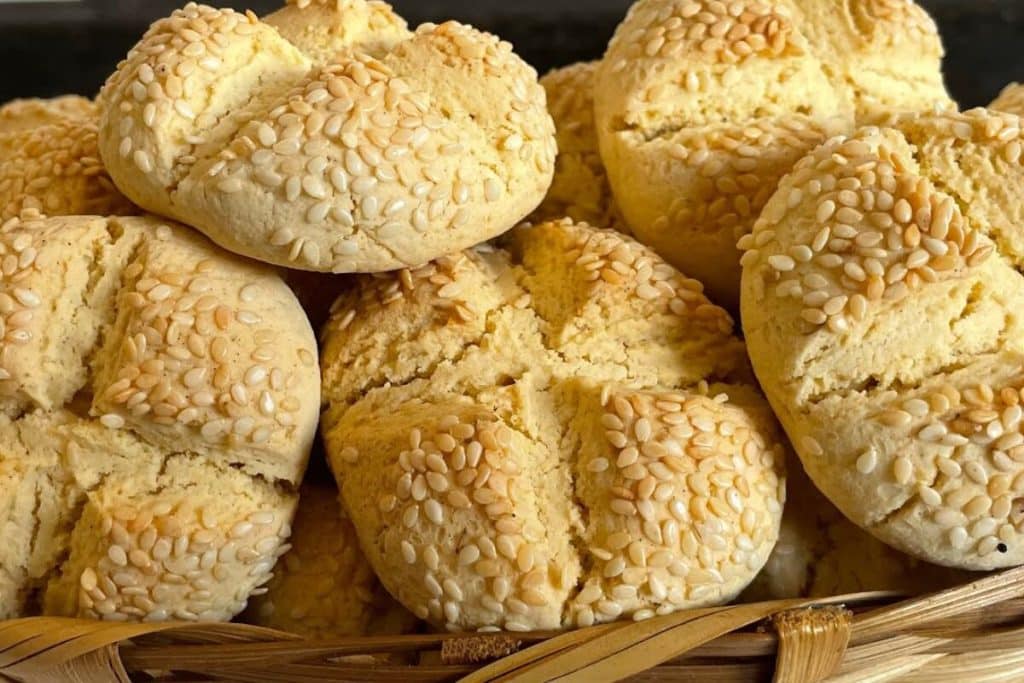 Bolachinha caseira com gergelim na receita tradicional que encanta todo mundo para o café 58 bolachinha caseira com gergelim