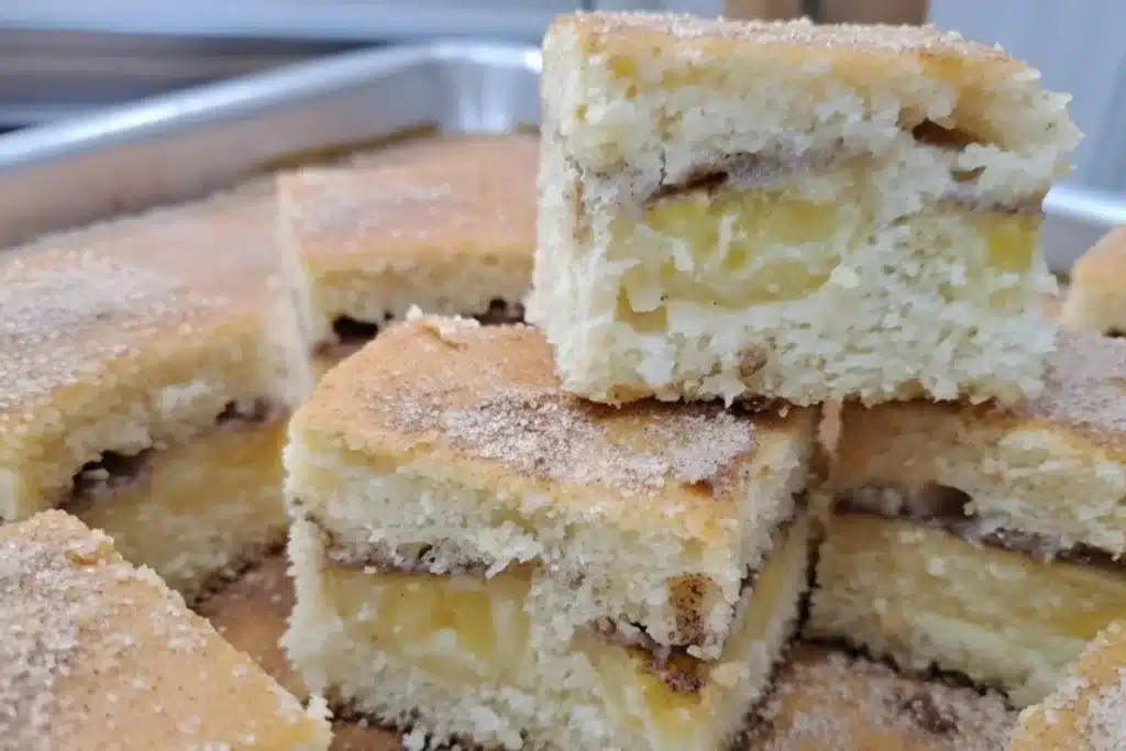 Bolo de banana fofinho e molhadinho feito à mão e com recheio no meio para o seu café da tarde 4 bolo de banana