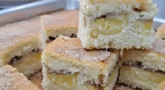 Bolo de banana fofinho e molhadinho feito à mão e com recheio no meio para o seu café da tarde 1 bolo de banana