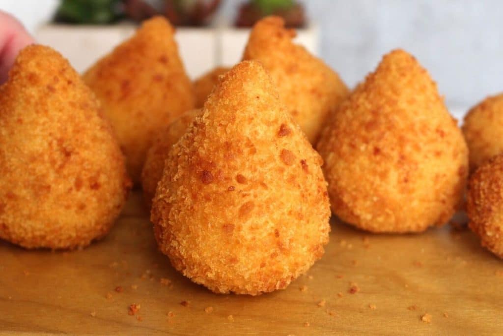 Coxinha com massa de batata deliciosa para servir como salgadinho no seu réveillon 10 coxinha com massa de batata