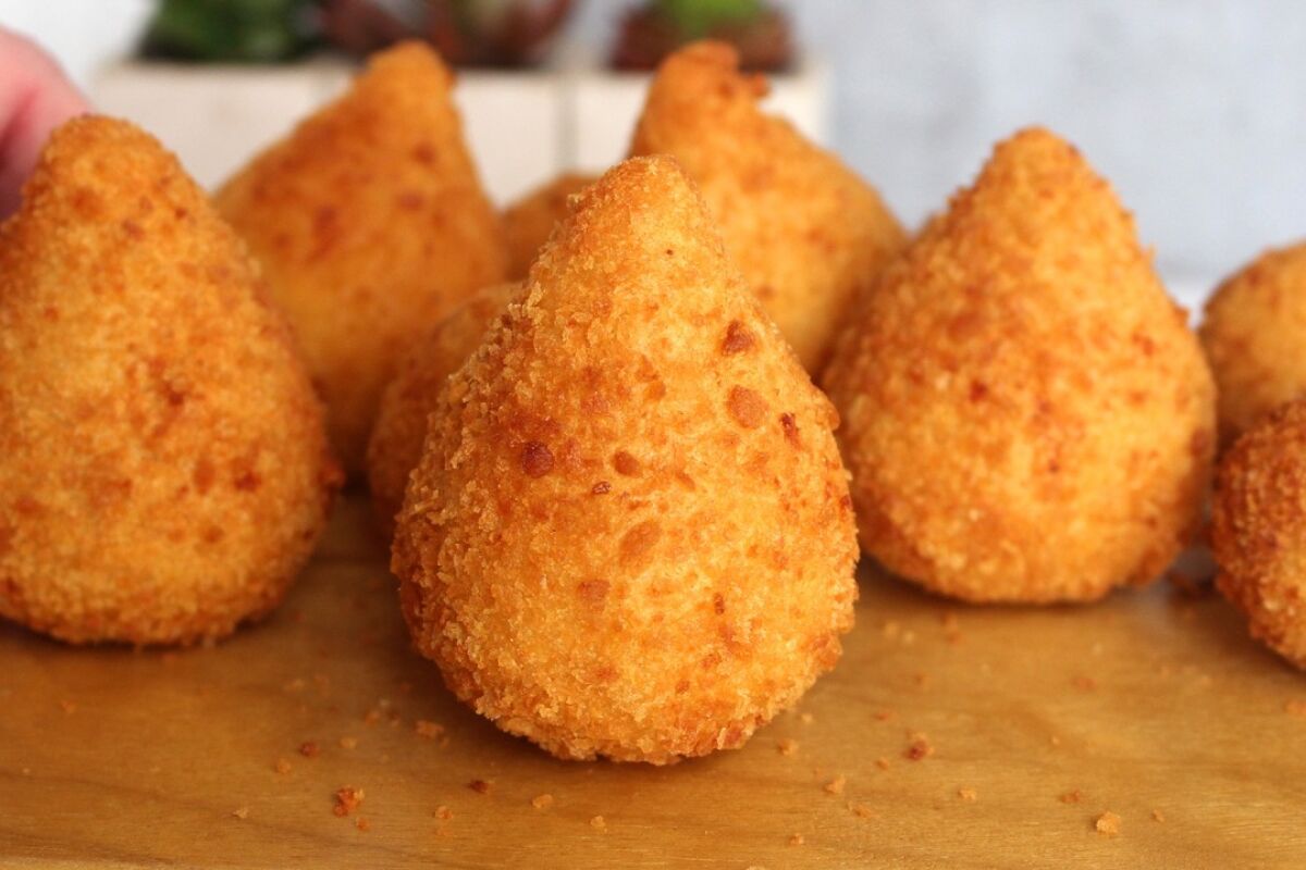 Coxinha com massa de batata deliciosa para servir como salgadinho no seu réveillon 9 coxinha com massa de batata