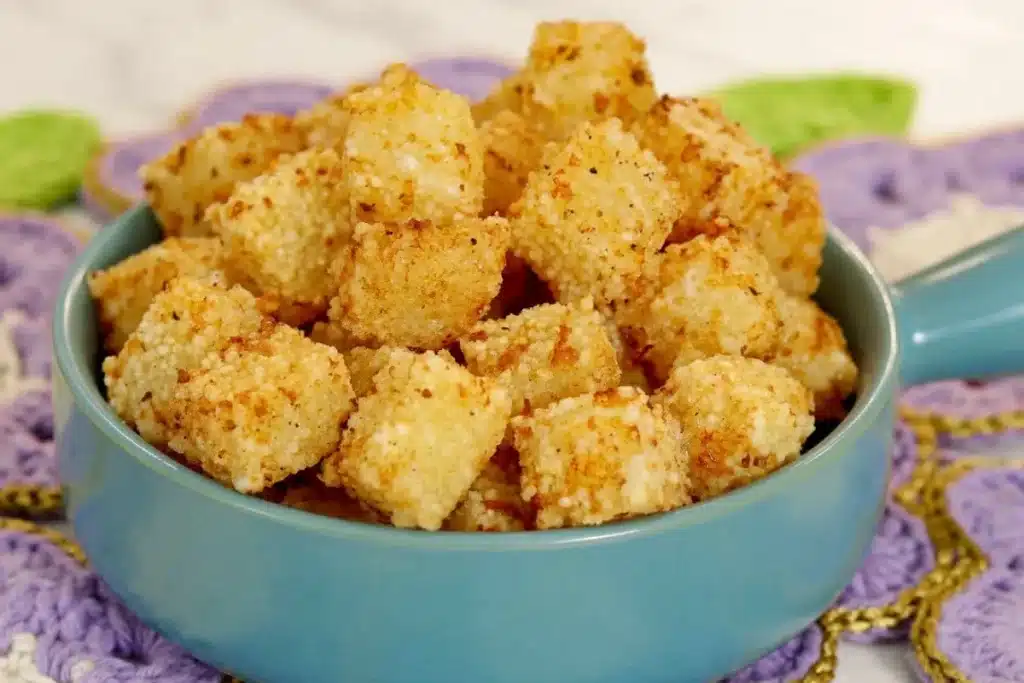 Dadinho de tapioca com queijo crocante para servir como petisco na sua ceia de Ano Novo 4 dadinho de tapioca com queijo