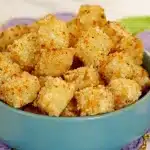 Dadinho de tapioca com queijo crocante para servir como petisco na sua ceia de Ano Novo 1 dadinho de tapioca com queijo