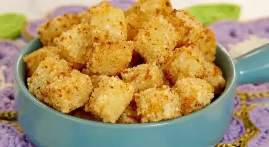 Dadinho de tapioca com queijo crocante para servir como petisco na sua ceia de Ano Novo 1 dadinho de tapioca com queijo