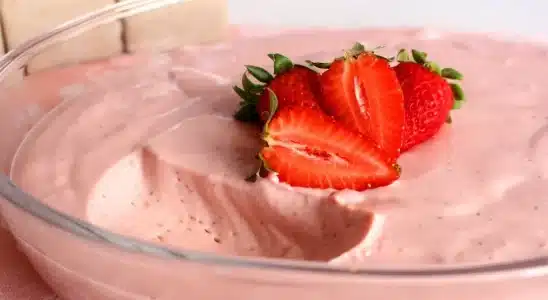 Mousse de morango com fruta: a sobremesa leve e deliciosa para refrescar o seu almoço de Natal. 1 mousse de morango com fruta