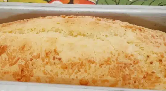 Pão caseiro simples: a receita super fofinha para você preparar em casa e deixar a mesa do seu café mais gostosa. 1 pão caseiro sem trigo