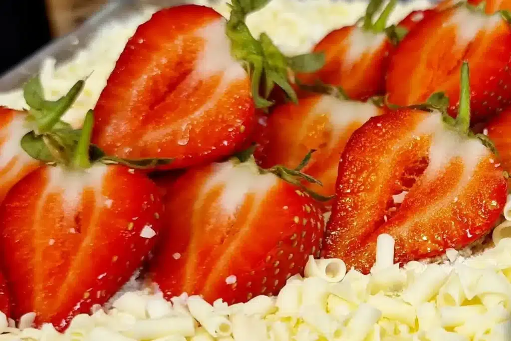 Pave de leite ninho com morangos delicioso e perfeito para ser a estrela da sua mesa de doces no fim de ano 4 pave de leite ninho