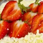 Pave de leite ninho com morangos delicioso e perfeito para ser a estrela da sua mesa de doces no fim de ano 1 pave de leite ninho