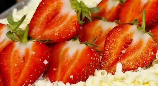 Pave de leite ninho com morangos delicioso e perfeito para ser a estrela da sua mesa de doces no fim de ano 3 pave de leite ninho