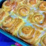 Rosquinha de canela: a receita deliciosa que não precisa sovar para o seu café da tarde. 1 rosquinha de canela