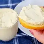 Requeijão vegano: delicioso, rápido, cremoso e saudável para passar no seu pão de cada dia. 1 requeijão vegano