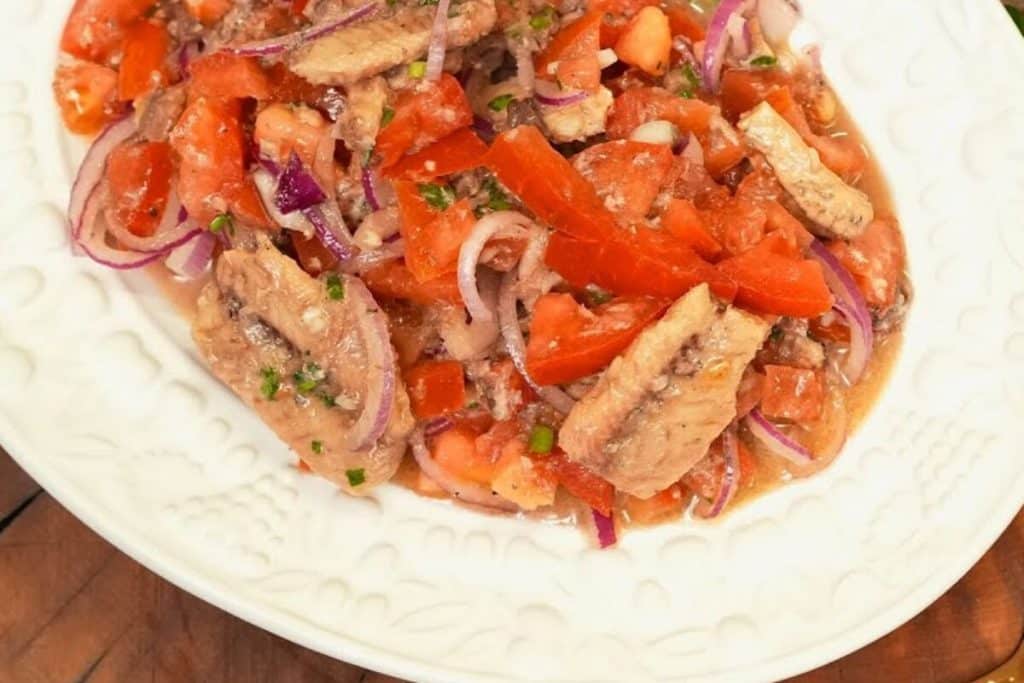 salada de tomate com sardinha
