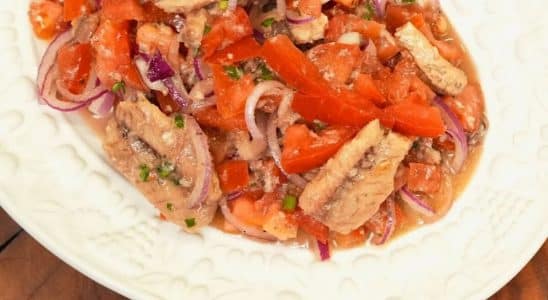 salada de tomate com sardinha