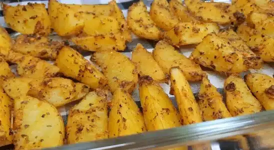 Batata rústica deliciosa: o acompanhamento mais fácil e saboroso para a ceia de Natal. 1 batata rústica deliciosa