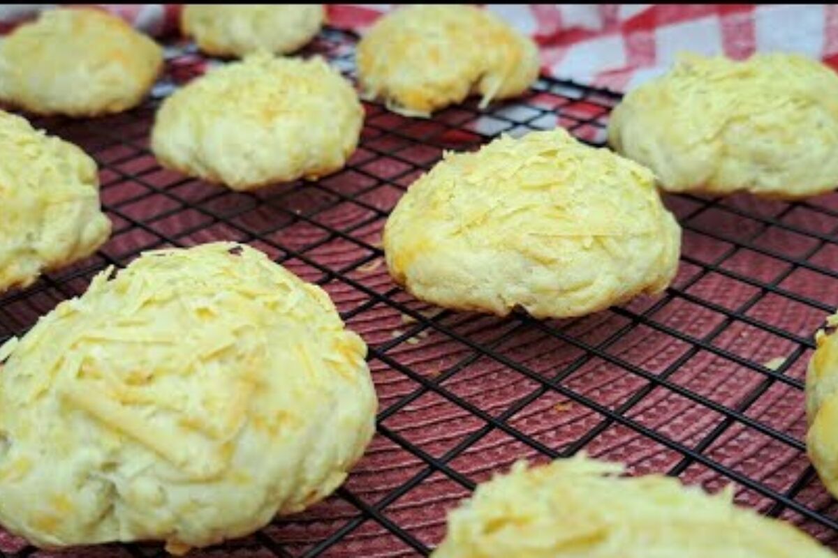 Bolacha salgada de parmesão macia e muito saborosa para servir como petisco no Ano Novo 67 bolacha salgada de parmesão