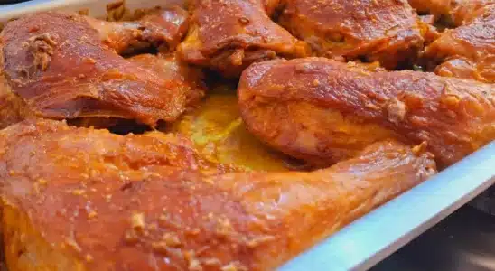 Frango assado na maionese: receita macia e suculenta para o seu almoço de Ano Novo em família. 1 frango assado na maionese