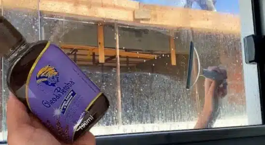 Como limpar vidros: use essa misturinha para limpar vidros poderosa que tira toda sujeira e deixa tudo brilhando. 1 misturinha para limpar vidros