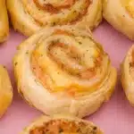 Salgado assado fácil: a receita que parece profissional, mas é a mais simples do mundo para o seu lanche. 1 salgado assado fácil