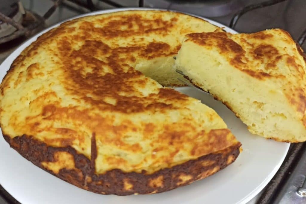 Bolo de leite de frigideira com apenas 3 ingredientes e sem trigo pronto em poucos minutos 4 bolo de leite de frigideira