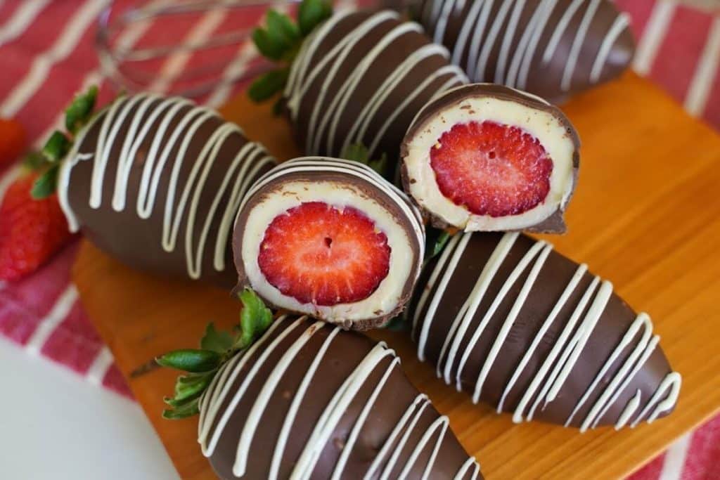 Bombom de morango: aprenda o passo a passo de como fazer esse doce clássico e delicioso 16 bombom de morango