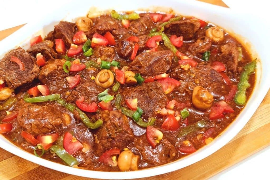 Carne cozida ao molho madeira: uma opção suculenta e sofisticada, ideal para servir como prato principal no Natal 12 carne cozida ao molho madeira