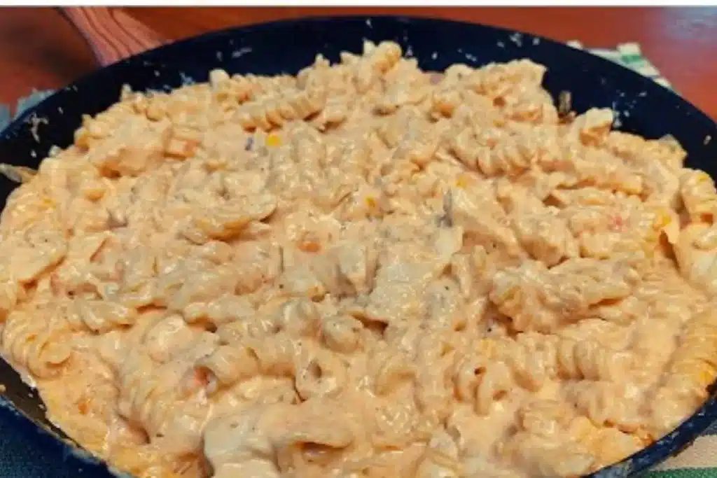 Macarrão cremoso com frango: uma refeição rápida e deliciosa que fica pronta em poucos minutos para salvar o seu dia 4 macarrão cremoso com frango
