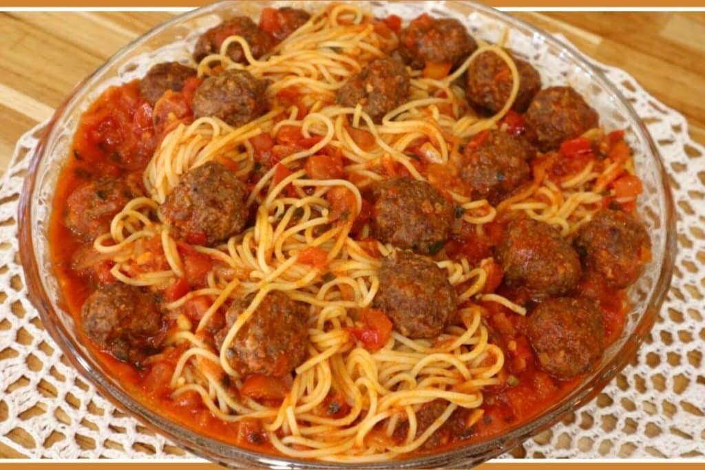 macarrão com almôndegas