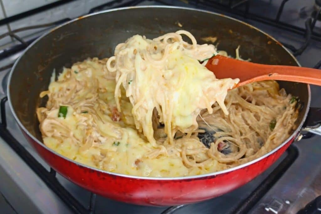 macarrão cremoso de frigideira