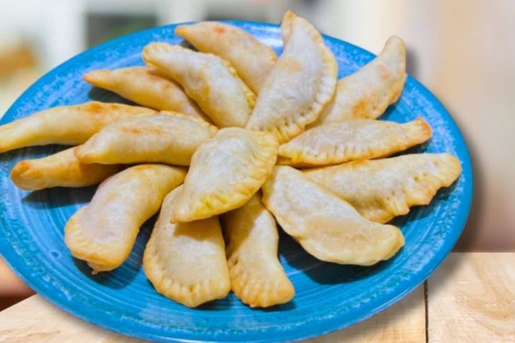Receita de massa de pastel fácil feita com apenas dois ingredientes para você fritar e saborear em casa 130 massa de pastel
