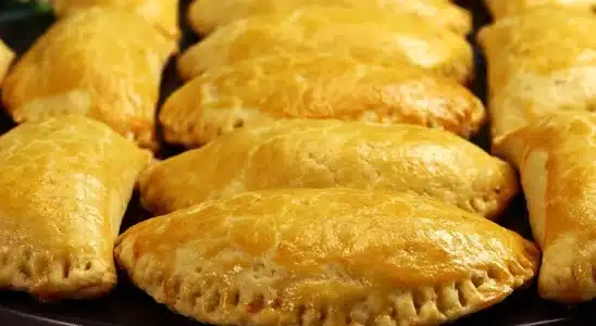 Receita de pastel de forno assado com massa profissional que derrete na boca e rende muito 1 pastel de forno assado