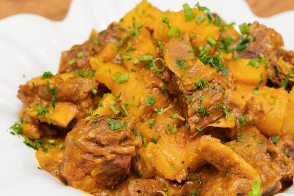 Vaca atolada: aprenda a receita de costela com mandioca mais suculenta