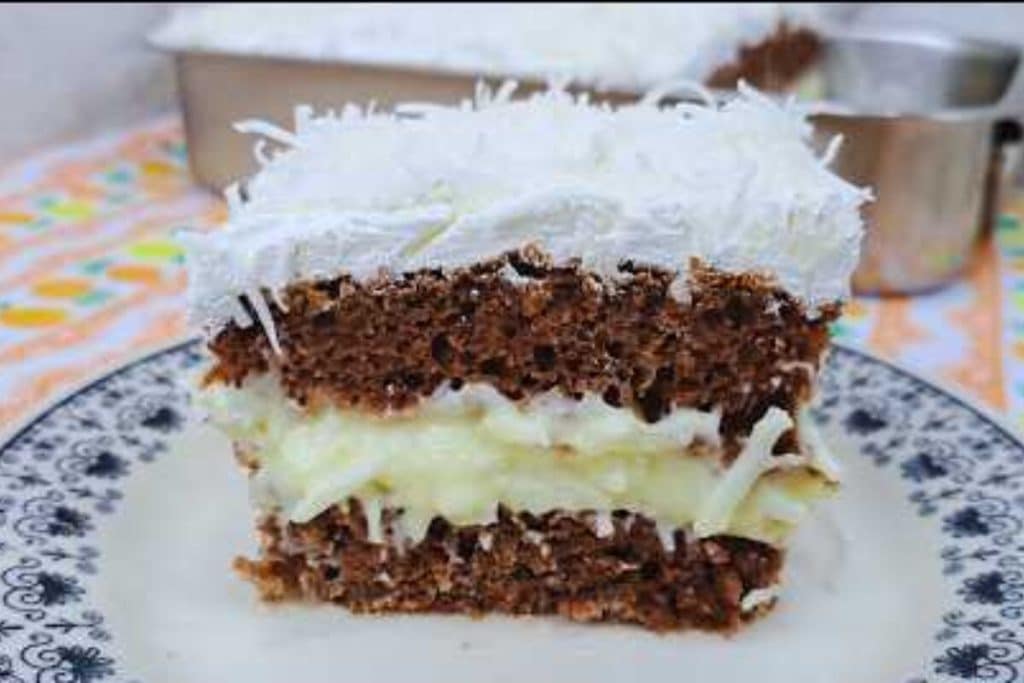 Bolo gelado de coco bem molhadinho e embrulhado no papel alumínio para saborear gelado 34 bolo gelado de coco