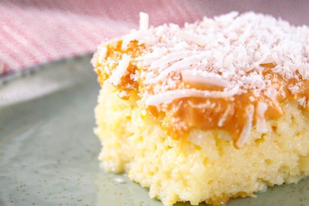 Bolo gelado de coco e doce de leite: a combinação perfeita e molhadinha para a sua sobremesa 133 bolo gelado de coco