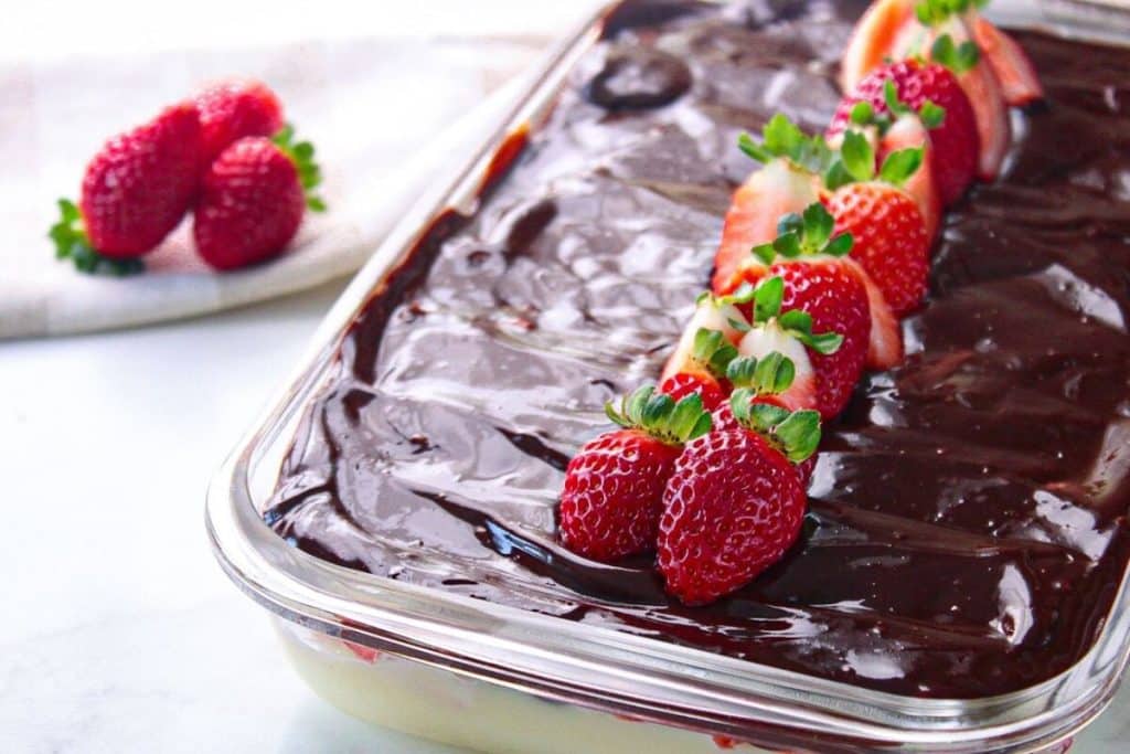 bombom de morango na travessa