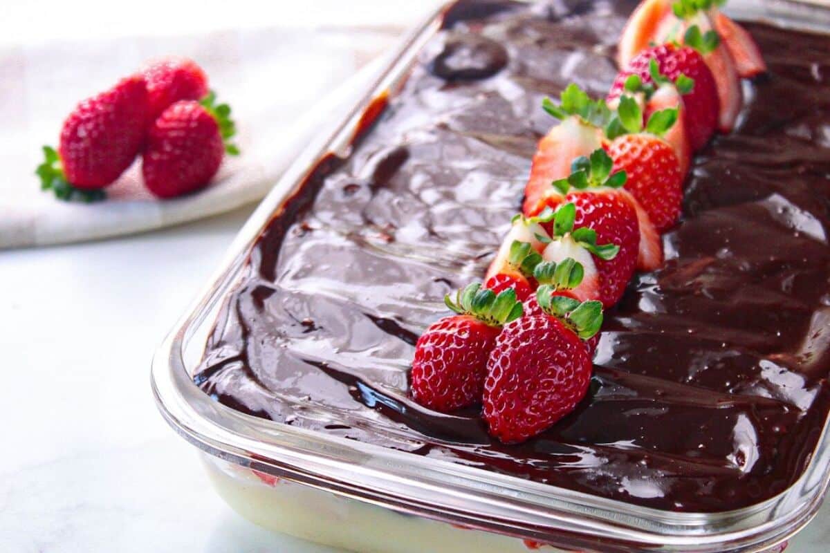 bombom de morango na travessa